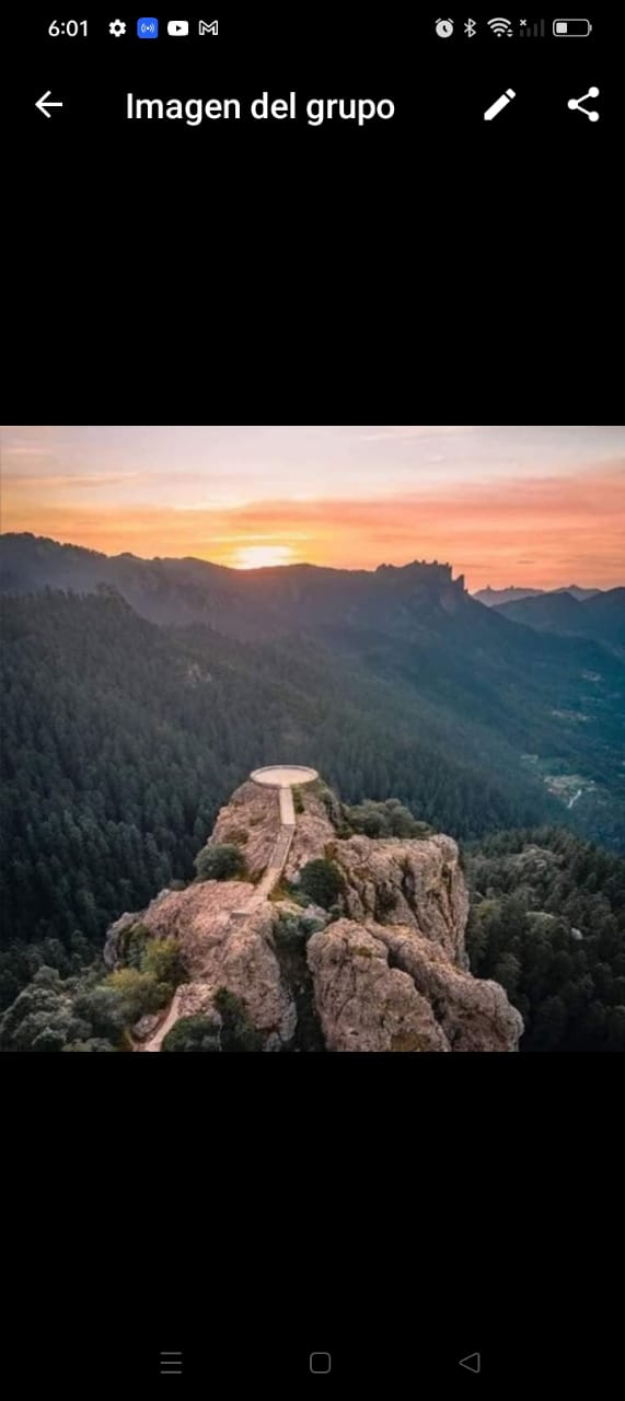 Mirador y paisaje de montaña al amanecer